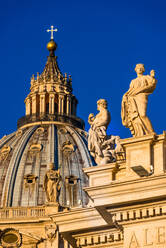 Kuppel und Statuen des Petersdoms im frühen Morgenlicht, Vatikanstadt, Rom, Latium, Italien, Europa - RHPLF05765