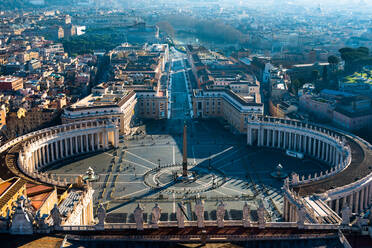 Blick auf den Petersplatz und die Skyline von Rom von der Spitze des Petersdoms, Vatikan, Rom, Latium, Italien, Europa - RHPLF05767