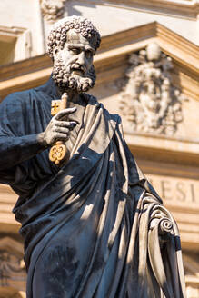 Statue des Heiligen Petrus vor dem Petersdom, Vatikanstadt, Rom, Latium, Italien, Europa - RHPLF05768