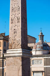 Ägyptischer Obelisk oder steinernes Nadelmonument auf der Piazza del Popolo (Platz des Volkes), Rom, Latium, Italien, Europa - RHPLF05774