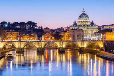 Petersdom und Vatikan mit Engelsbrücke über den Tiber in der Abenddämmerung, Rom, Latium, Italien, Europa - RHPLF05779