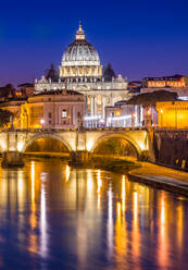 Der Petersdom in der Vatikanstadt beleuchtet nach Einbruch der Dunkelheit und der Fluss Tiber, Rom, Latium, Italien, Europa - RHPLF05780