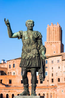 Statue des Kaisers Trajan mit Trajans Forum und Markt auf der Rückseite, Rom, Latium, Italien, Europa - RHPLF05782