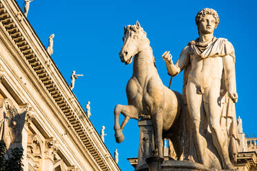 Die Skulpturen des Kapitolshügels am Eingang zur Piazza del Campidoglio, Rom, Latium, Italien, Europa - RHPLF05784
