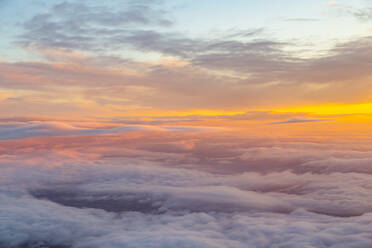 Allgemeiner Blick aus dem Flugzeugfenster auf den Sonnenaufgang über England, Vereinigtes Königreich, Europa - RHPLF05804