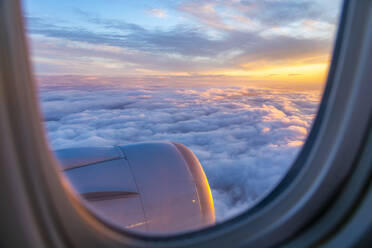 Allgemeiner Blick aus dem Flugzeugfenster auf den Sonnenaufgang über England, Vereinigtes Königreich, Europa - RHPLF05805