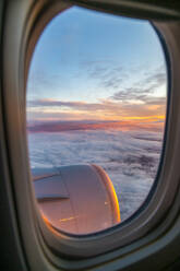 Allgemeiner Blick aus dem Flugzeugfenster auf den Sonnenaufgang über England, Vereinigtes Königreich, Europa - RHPLF05807