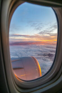 Allgemeiner Blick aus dem Flugzeugfenster auf den Sonnenaufgang über England, Vereinigtes Königreich, Europa - RHPLF05807