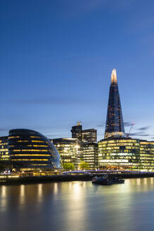 South Bank und The Shard über die Themse am Abend, London, England, Vereinigtes Königreich, Europa - RHPLF05817