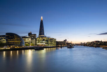 South Banks und The Shard spiegeln sich in der Themse, London, England, Vereinigtes Königreich, Europa - RHPLF05818