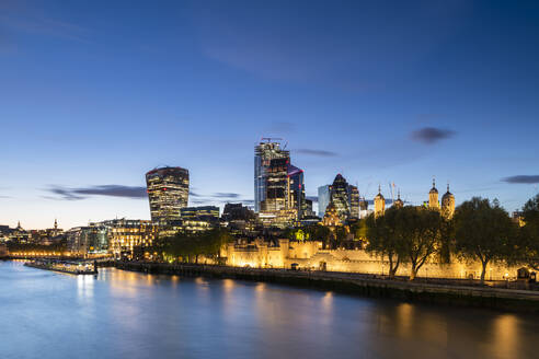 Die City of London und der Tower of London in der Abenddämmerung und die Themse, London, England, Vereinigtes Königreich, Europa - RHPLF05820