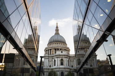 St. Paul's Cathedral im Spiegel der umliegenden Gebäude, London, England, Vereinigtes Königreich, Europa - RHPLF05823