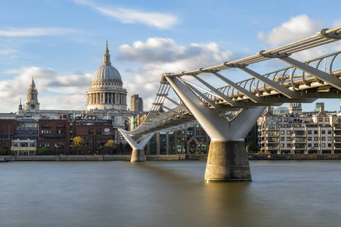 Millennium Bridge und St. Paul's Cathedral, London, England, Vereinigtes Königreich, Europa - RHPLF05824