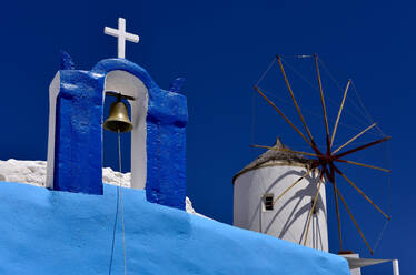 Kirche und Windmühle von Oia, Oia, Santorin, Kykladen, Ägäische Inseln, Griechische Inseln, Griechenland, Europa - RHPLF05828