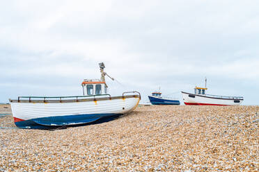 Fischerboote am Kiesstrand, die darauf warten, wieder ins Wasser zu kommen, Dungeness, Kent, England, Vereinigtes Königreich, Europa - RHPLF05844