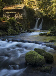 Rydal Falls und The Grot, das Sommerhaus zur Beobachtung des Wasserfalls, Rydal Hall, Ambleside, Lake District National Park, UNESCO-Weltkulturerbe, Cumbria, England, Vereinigtes Königreich, Europa - RHPLF05845