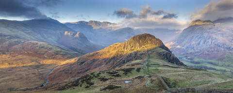 Panoramabild mit Blick auf die Langdale Pikes mit Side Pike im Vordergrund, Lake District National Park, UNESCO-Weltkulturerbe, Cumbria, England, Vereinigtes Königreich, Europa, lizenzfreies Stockfoto