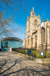 Das Einkaufszentrum Forum und die Kirche St. Peter Mancroft im Stadtzentrum von Norwich, Norwich, Norfolk, East Anglia, England, Vereinigtes Königreich, Europa - RHPLF05861