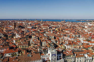Panoramablick über die Dächer in Richtung Norden mit niedrigen Gebäuden mit roten Ziegeln, vom Campanile di San Marco aus gesehen, Venedig, UNESCO-Weltkulturerbe, Venetien, Italien, Europa - RHPLF05866
