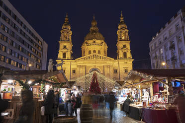 Weihnachtliche Stände bei Nacht vor der Stephansbasilika in Budapest, Ungarn, Europa - RHPLF05880