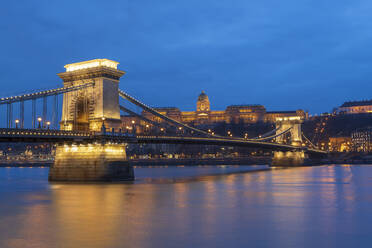 Chain Bridge and Buda Castle at night, UNESCO World Heritage Site, Budapest, Hungary, Europe - RHPLF05881