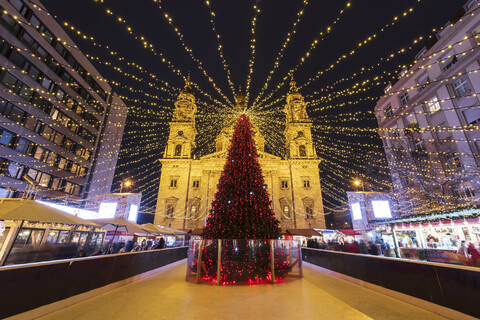Weihnachtsbaum bei Nacht vor der St. Stephans Basilika in Budapest, Ungarn, Europa, lizenzfreies Stockfoto