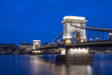 Die Kettenbrücke über die Donau bei Nacht, UNESCO-Weltkulturerbe, Budapest, Ungarn, Europa - RHPLF05887