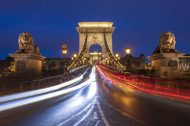 Die Kettenbrücke mit Ampelspuren, Budapest, Ungarn, Europa - RHPLF05888