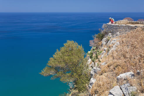 Einsamer Besucher bewundert den Blick über das Tyrrhenische Meer vom Gipfel des La Rocca, Cefalu, Palermo, Sizilien, Italien, Mittelmeer, Europa - RHPLF05893