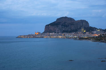 Blick entlang der Küste auf die Stadt und die beleuchtete Kathedrale, Abenddämmerung, La Rocca überragend, Cefalu, Palermo, Sizilien, Italien, Mittelmeer, Europa - RHPLF05894