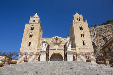 Tiefblick auf die arabisch-normannische Kathedrale aus dem 12. Jahrhundert von der Piazza del Duomo, UNESCO-Weltkulturerbe, Cefalu, Palermo, Sizilien, Italien, Mittelmeer, Europa - RHPLF05895