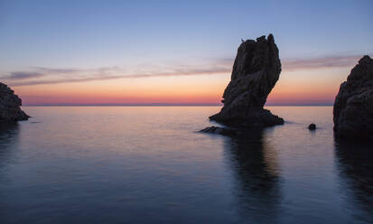 Blick von der Calura-Bucht über das Tyrrhenische Meer, Morgendämmerung, Felsenstapel als Silhouette gegen den roten Himmel, Cefalu, Palermo, Sizilien, Italien, Mittelmeer, Europa - RHPLF05896