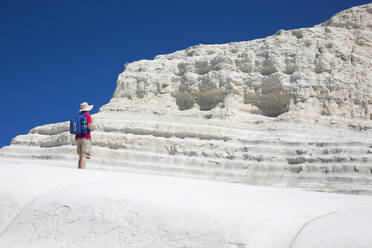 Besucher bewundert die weißen Kalksteinfelsen der Scala dei Turchi, Realmonte, Porto Empedocle, Agrigento, Sizilien, Italien, Mittelmeer, Europa - RHPLF05899