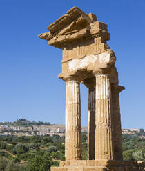 Rekonstruierter Teil des Tempels von Castor und Pollux, UNESCO-Weltkulturerbe, Tal der Tempel, Agrigent, Sizilien, Italien, Mittelmeer, Europa - RHPLF05903