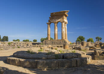 Rekonstruierter Teil des Tempels von Castor und Pollux, UNESCO-Weltkulturerbe, Tal der Tempel, Agrigent, Sizilien, Italien, Mittelmeer, Europa - RHPLF05904