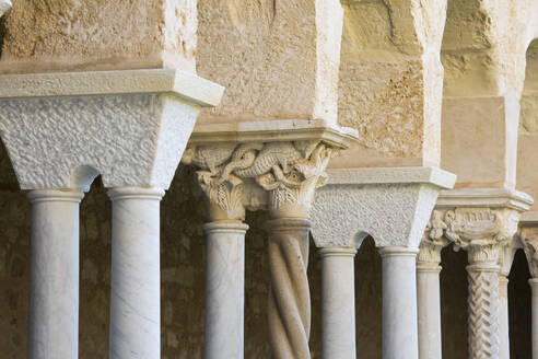 Säulenreihe und fein geschnitzte Kapitelle im Kreuzgang der arabisch-normannischen Kathedrale, UNESCO-Weltkulturerbe, Cefalu, Palermo, Sizilien, Italien, Mittelmeer, Europa - RHPLF05909