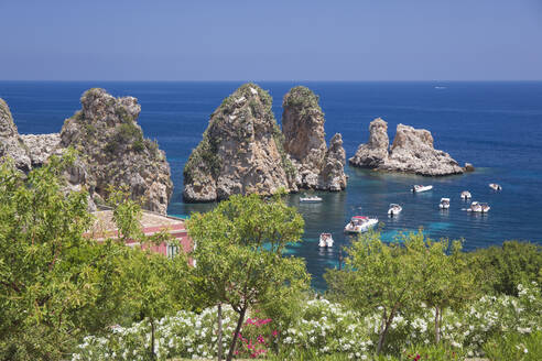 Blick vom Hang über die ruhige Bucht auf die Faraglioni, eine Reihe von vorgelagerten Felsen, Scopello, Trapani, Sizilien, Italien, Mittelmeer, Europa - RHPLF05916