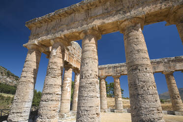 Tiefblick auf einen Teil des dorischen Tempels in der antiken griechischen Stadt Segesta, Calatafimi, Trapani, Sizilien, Italien, Mittelmeer, Europa - RHPLF05918