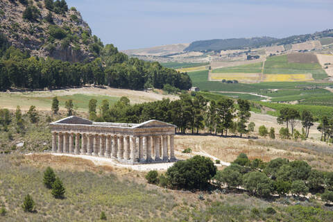 Prächtiger dorischer Tempel inmitten sanfter Hügel in der antiken griechischen Stadt Segesta, Calatafimi, Trapani, Sizilien, Italien, Mittelmeer, Europa, lizenzfreies Stockfoto