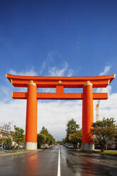 Torii-Tor am Heian Jingu Shinto-Schrein, Kyoto, Japan, Asien - RHPLF05939