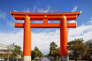 Torii-Tor am Heian Jingu Shinto-Schrein, Kyoto, Japan, Asien - RHPLF05941