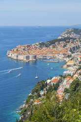 Blick auf die ummauerte Altstadt von Dubrovnik, UNESCO-Weltkulturerbe, und die Adria von einer erhöhten Position aus, Dubrovnik Riviera, Kroatien, Europa - RHPLF05991