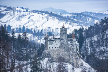 Schloss Bran verschneit im Winter, Siebenbürgen, Rumänien, Europa - RHPLF05998