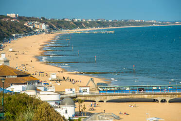 Erhöhte Aussicht auf den Strand von Bournemouth von den Klippen aus, Dorset, England, Vereinigtes Königreich, Europa - RHPLF06021