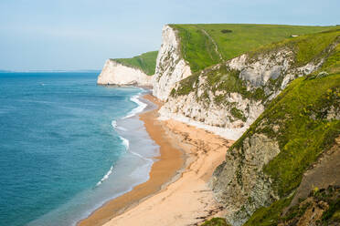 Dramatische Küstenlandschaft, Kreideklippen von Swyre Head und Bat's Head, bei Durdle Door an Englands Jurassic Coast, UNESCO-Weltkulturerbe, Dorset, England, Vereinigtes Königreich, Europa - RHPLF06022