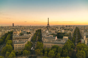 Blick auf den Eiffelturm vom Arc de Triomphe, Paris, Frankreich, Europa - RHPLF06038