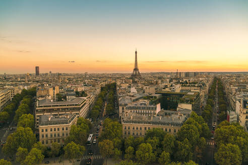 Blick auf den Eiffelturm vom Arc de Triomphe, Paris, Frankreich, Europa - RHPLF06038