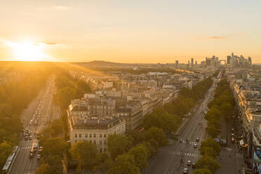 Blick vom Arc de Triomphe bei Sonnenuntergang, mit La Defense in der Ferne auf der rechten Seite, Paris, Frankreich, Europa - RHPLF06040