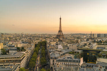 Blick auf den Eiffelturm vom Arc de Triomphe, Paris, Frankreich, Europa - RHPLF06041