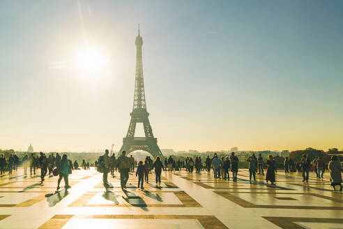 Place du Trocadero mit dem Eiffelturm im Hintergrund, Paris, Frankreich, Europa - RHPLF06042